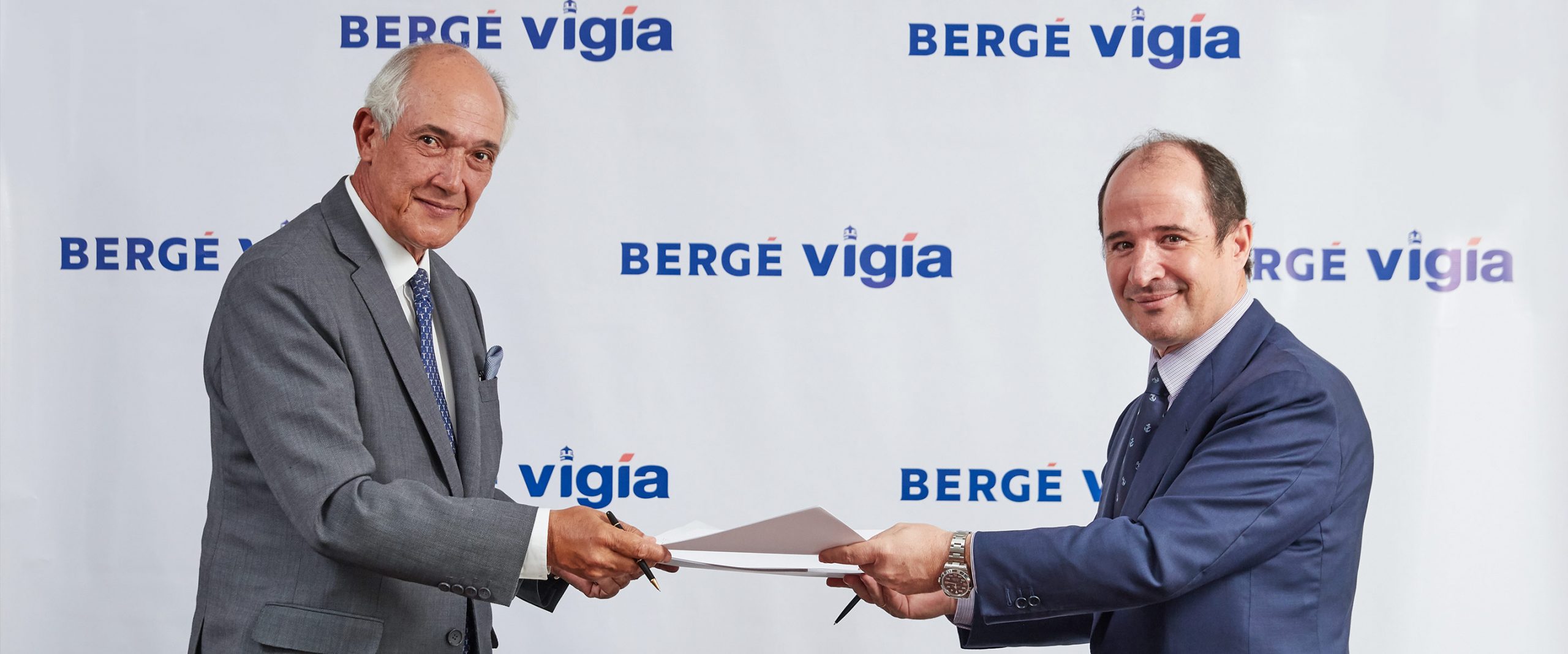 Firma-BERGÉ-VÍGÍA,-presidente-Transportes-Vigía-Gozalo-Echeverry-izq-y-Jaime-Gorbeña-presidente-Bergé-y-Compañía-dcha-feb2021