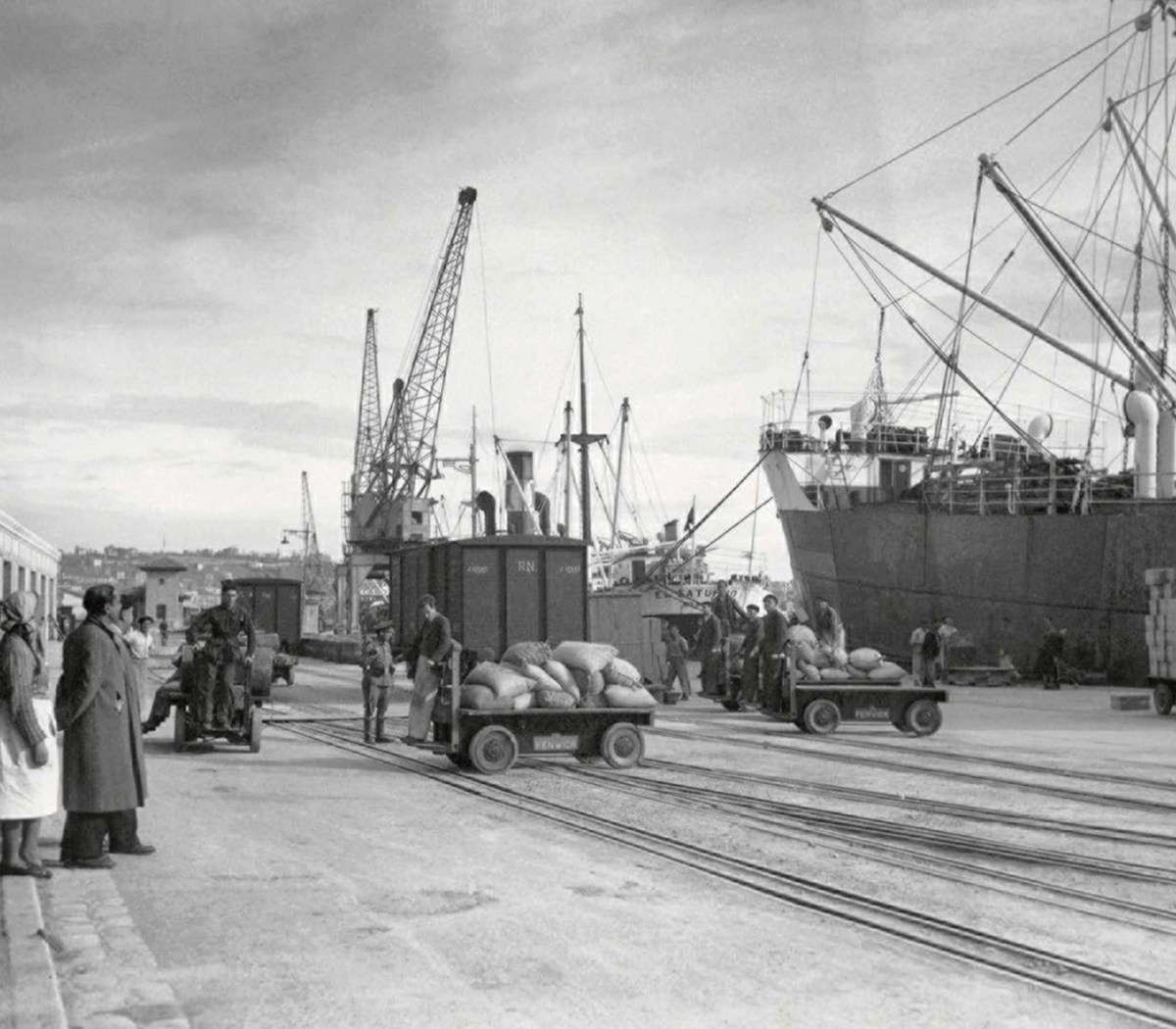 Port activity in the Maliaño docks of the port of Santander in 1940