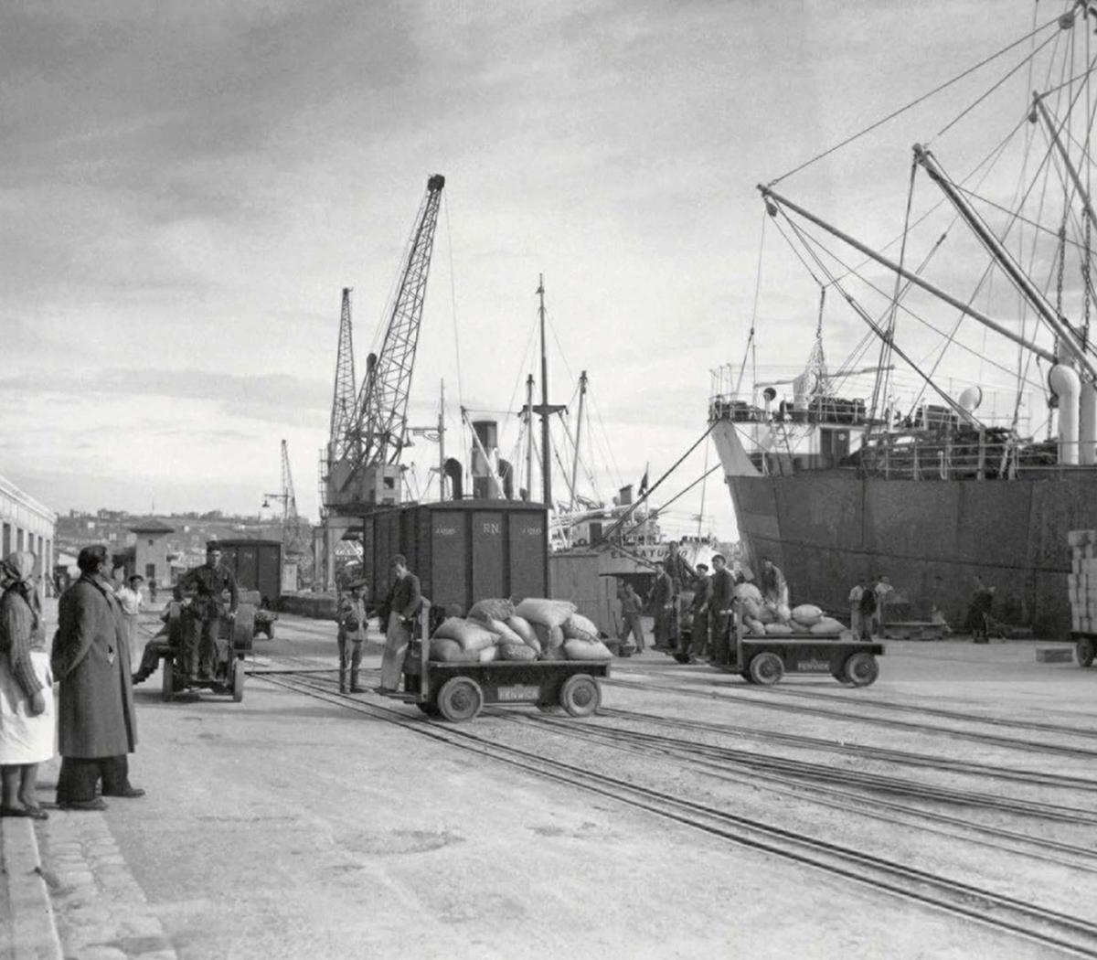 Port activity in the Maliaño docks of the port of Santander in 1940 Port activity in the Maliaño docks of the port of Santander in 1940