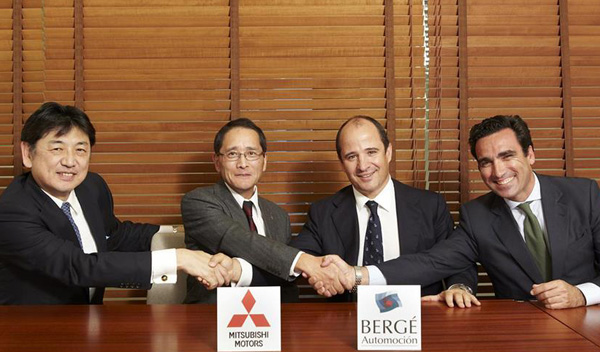Firma del contrato entre Mitsubishi Motors y Bergé Automoción