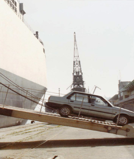 The first Toyota automobiles to be disembarked at the port of Baarcelona