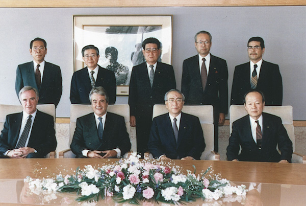Juan Gorbeña y Leopoldo Pérez de Villaamil con los directivos de Toyota Juan Gorbeña y Leopoldo Pérez de Villaamil con los directivos de Toyota